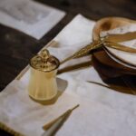 ⁦طقم ثلاث بكارج قهوة ثقيلة ذهبي مع غطاء⁩ - الصورة ⁦3⁩