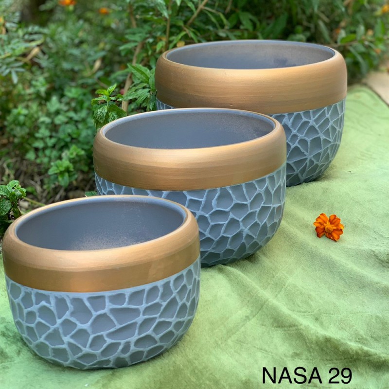 ⁦قوار زراعة اسمنت حجم وسط قطعة واحدة لون فضي وذهبي⁩ - الصورة ⁦1⁩