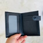 ⁦محفظة شبابية جلد سادة لون اسود⁩ - الصورة ⁦2⁩