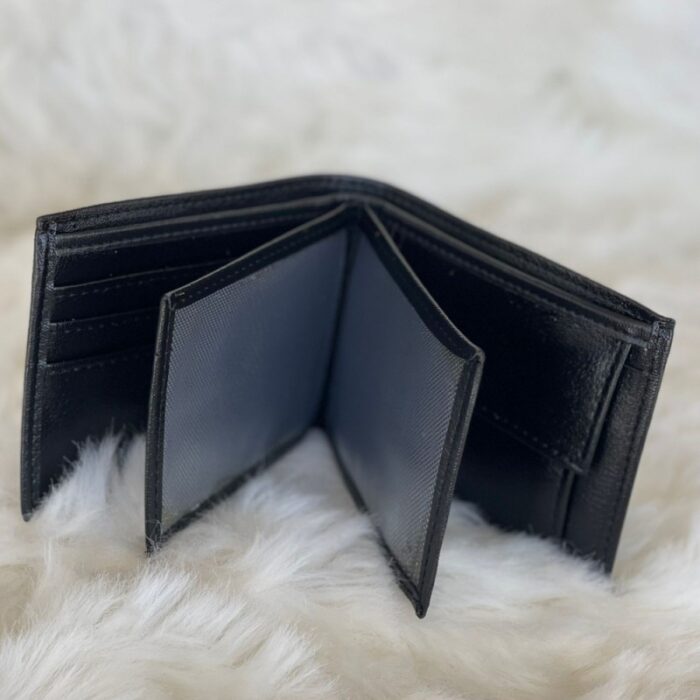 10321311_67db74e43c094 محفظة شبابية جلد سادة لون اسود - الصورة 1