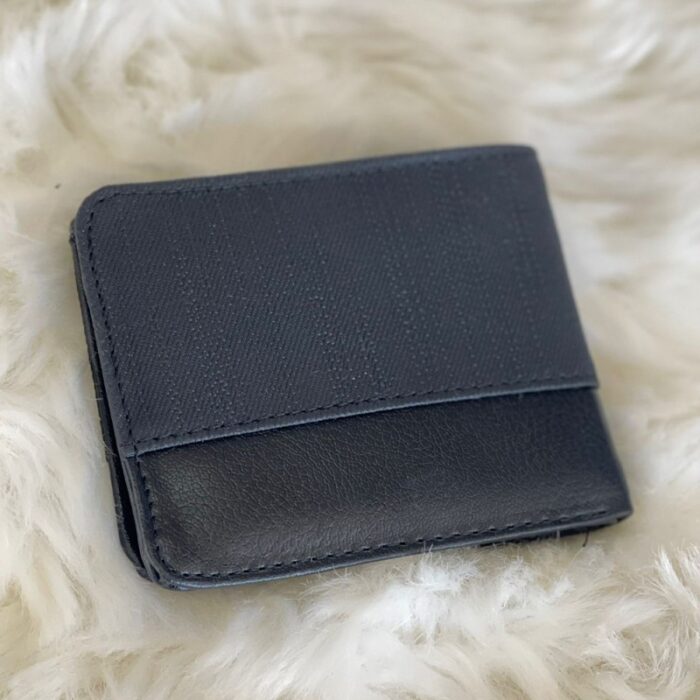 10321327_67db74e92cd21 محفظة جلد مع جيبة قماش شبابية لون اسود - الصورة 1