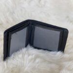 ⁦محفظة جلد مع جيبة قماش شبابية لون اسود⁩ - الصورة ⁦2⁩