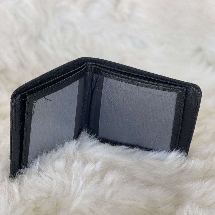 ⁦محفظة جلد مع جيبة قماش شبابية لون اسود⁩ - الصورة ⁦2⁩