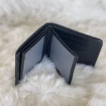 ⁦محفظة جلد مع جيبة قماش شبابية لون اسود⁩ - الصورة ⁦3⁩