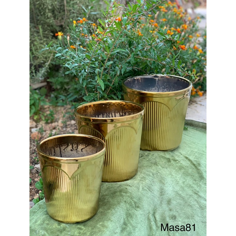 ⁦قوار زراعة اسمنت حجم كبير طقم عدد 3 قطع بأحجام مختلفة لون ذهبي اطار قوس⁩ - الصورة ⁦1⁩