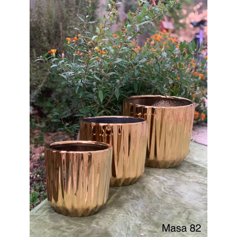 ⁦قوار زراعة اسمنت حجم كبير طقم عدد 3 قطع بأحجام مختلفة لون ذهبي شكل مضلع⁩ - الصورة ⁦1⁩