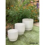 قوار بورسلان حجم وسط مقلم رفيع لون ابيض