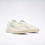 ⁦Reebok Unisex' Club C 85 Vintage Shoes - Chalk- حذاء ريبوك كلوب سي 85 فانتيج للجنسين لون أبيض طحيني⁩ - الصورة ⁦3⁩