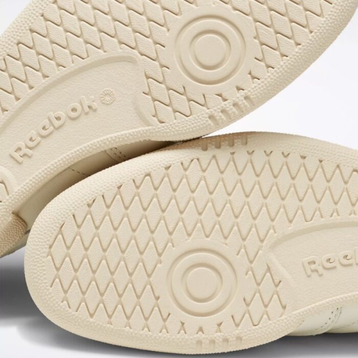 ⁦Reebok Unisex' Club C 85 Vintage Shoes - Chalk- حذاء ريبوك كلوب سي 85 فانتيج للجنسين لون أبيض طحيني⁩ - الصورة ⁦7⁩