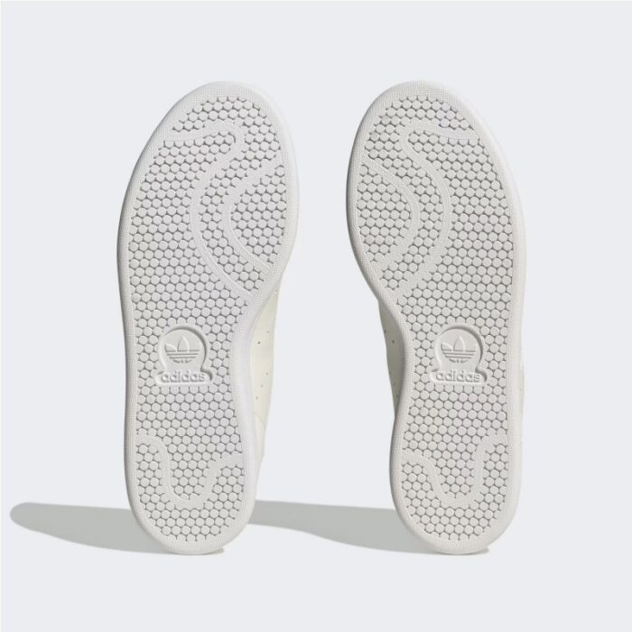 ⁦adidas Womens' Stan Smith Shoes - White- حذاء اديداس ستان سميث للنساء لون أوفوايت⁩ - الصورة ⁦3⁩