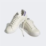 ⁦adidas Womens' Stan Smith Shoes - White- حذاء اديداس ستان سميث للنساء لون أوفوايت⁩ - الصورة ⁦4⁩