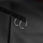 ⁦حلق فضة دائرة وسط عيار 925⁩ - الصورة ⁦2⁩