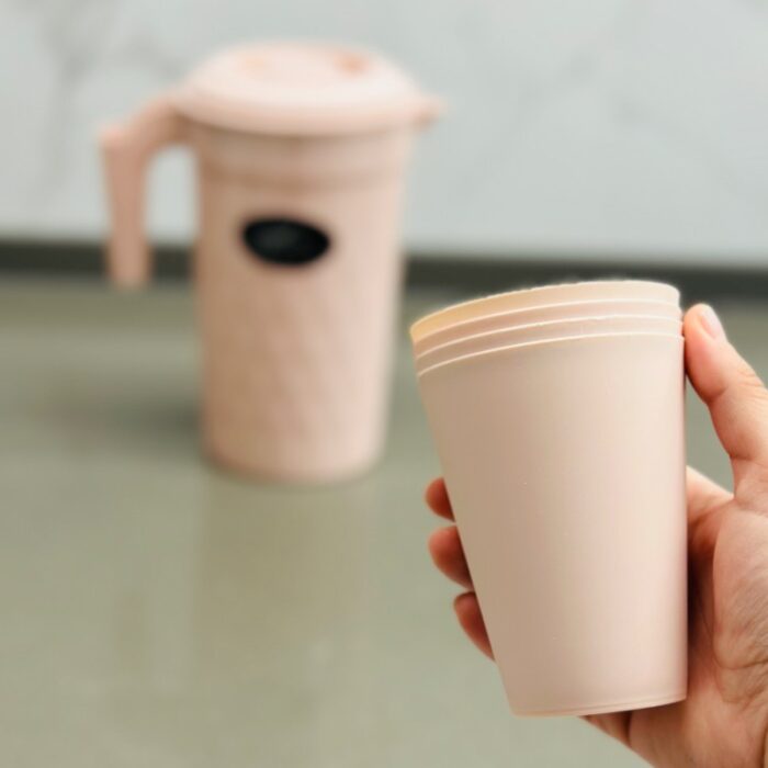 ⁦شاف عصير بلاستيك مع غطاء واربع كاسات⁩ - الصورة ⁦4⁩