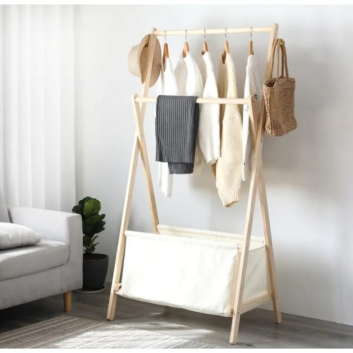 10322916_67db7aee915e3 علاقة ملابس خشب مع سلة قماش - الصورة 1