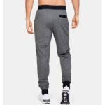 ⁦Under Armour Men's UA Sportstyle Joggers Pants - بنطلون أندر آرمر سبورت ستايل للرجال لون رمادي غامق⁩ - الصورة ⁦2⁩