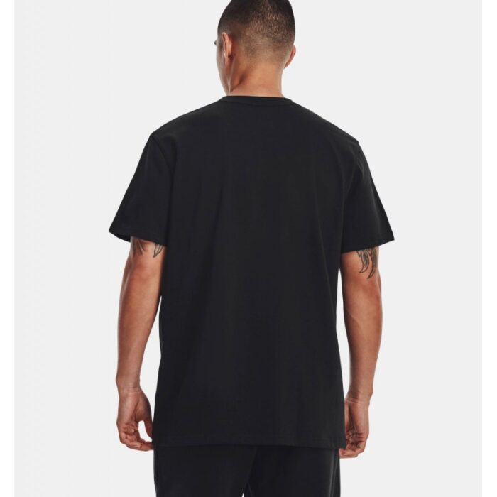 ⁦Under Armour Men's Logo Embroidered Heavyweight Short Sleeve T-Shirt - تيشيرت أندر آرمر لوجو امبرويدرد هيفي ويت للرجال لون أسود⁩ - الصورة ⁦2⁩