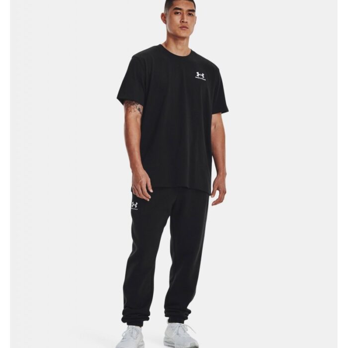 ⁦Under Armour Men's Logo Embroidered Heavyweight Short Sleeve T-Shirt - تيشيرت أندر آرمر لوجو امبرويدرد هيفي ويت للرجال لون أسود⁩ - الصورة ⁦3⁩