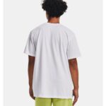⁦Under Armour Men's Logo Embroidered Heavyweight Short Sleeve T-Shirt - تيشيرت أندر آرمر لوجو امبرويدرد هيفي ويت للرجال لون أبيض⁩ - الصورة ⁦2⁩