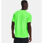 ⁦Under Armour Men's Speed Stride 2.0 T-Shirt - تيشيرت أندر آرمر سبيد سترايد 2.0 للرجال لون أخضر فسفوري⁩ - الصورة ⁦2⁩