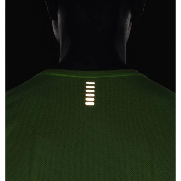 ⁦Under Armour Men's Speed Stride 2.0 T-Shirt - تيشيرت أندر آرمر سبيد سترايد 2.0 للرجال لون أخضر فسفوري⁩ - الصورة ⁦4⁩