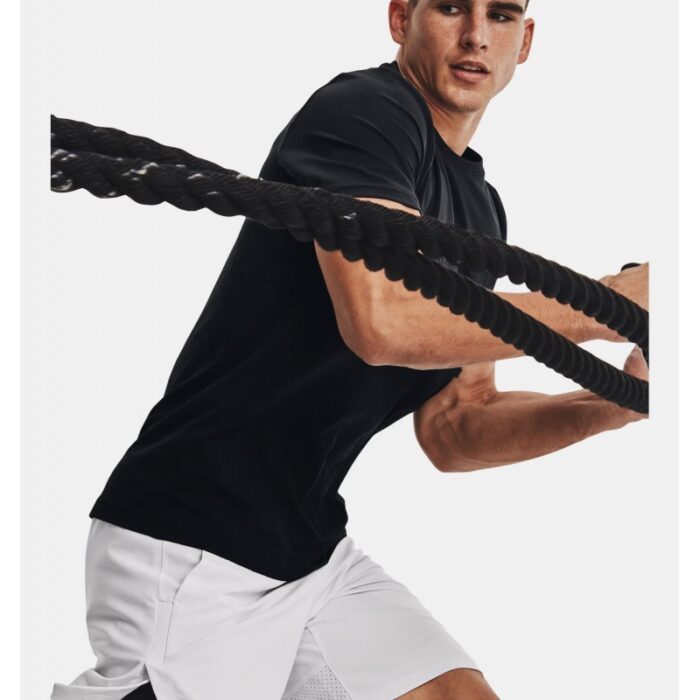 ⁦Under Armour Men's Seamless Lux Short Sleeve T-Shirt - تيشيرت أندر آرمر سيملس لوكس بأكمام قصيرة للرجال لون أسود⁩ - الصورة ⁦3⁩