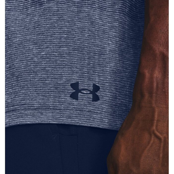 ⁦Under Armour Men's Seamless Lux Short Sleeve T-Shirt - تيشيرت أندر آرمر سيملس لوكس بأكمام قصيرة للرجال لون أزرق⁩ - الصورة ⁦4⁩