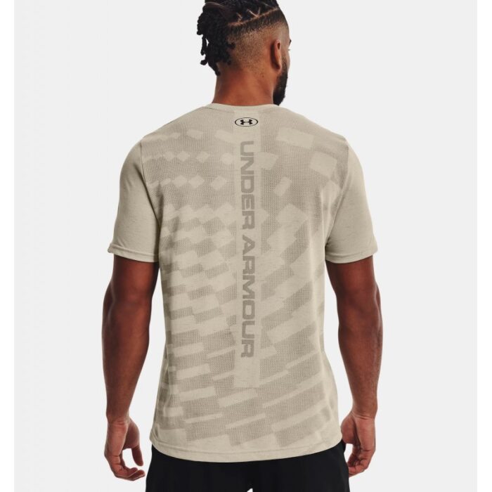 ⁦Under Armour Men's Seamless Radial Short Sleeve T-Shirt - تيشيرت أندر آرمر سيملس رايديلبأكمام قصيرة للرجال لون بيج⁩ - الصورة ⁦3⁩