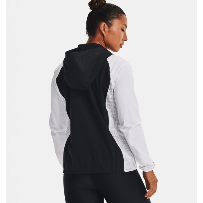 ⁦Under Armour Women's Woven Mesh Full-Zip Jacket- سترة أندر آرمر ووفن مش فل زيب للنساء لون أسود ورمادي⁩ - الصورة ⁦2⁩