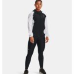 ⁦Under Armour Women's Woven Mesh Full-Zip Jacket- سترة أندر آرمر ووفن مش فل زيب للنساء لون أسود ورمادي⁩ - الصورة ⁦3⁩