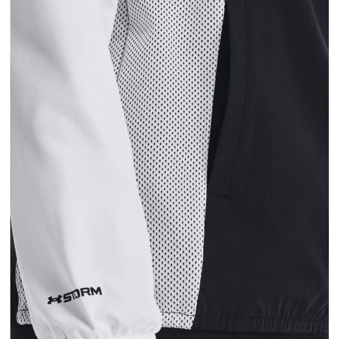 ⁦Under Armour Women's Woven Mesh Full-Zip Jacket- سترة أندر آرمر ووفن مش فل زيب للنساء لون أسود ورمادي⁩ - الصورة ⁦4⁩