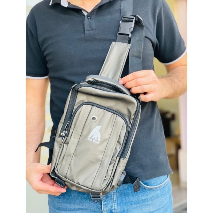 ⁦شنطة شبابية وسط لون زيتي⁩ - الصورة ⁦2⁩