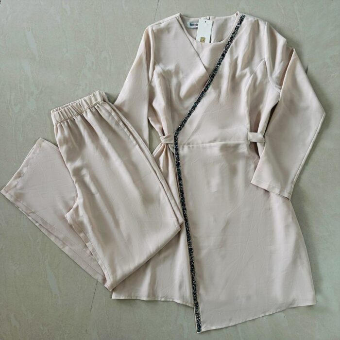 ⁦طقم ستاتي طويل قطعتين لون بيج⁩ - الصورة ⁦2⁩