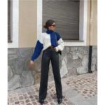 ⁦بلوزة ستاتية صوف لون أزرق وأبيض⁩ - الصورة ⁦2⁩