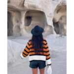 ⁦بلوزة ستاتية صوف تقيل لون أسود وبرتقالي⁩ - الصورة ⁦2⁩