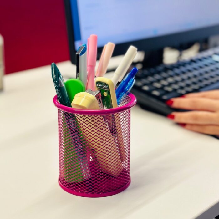 10325591_67db83a1c7bf5 علبة أقلام حديد لون زهري - الصورة 1