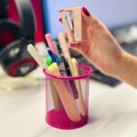 ⁦علبة أقلام حديد لون زهري⁩ - الصورة ⁦3⁩