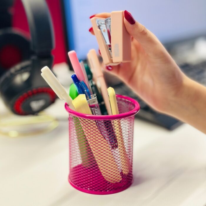 ⁦علبة أقلام حديد لون زهري⁩ - الصورة ⁦3⁩