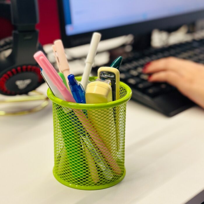 10325592_67db83a1d5bf5 علبة أقلام حديد لون أخضر - الصورة 1