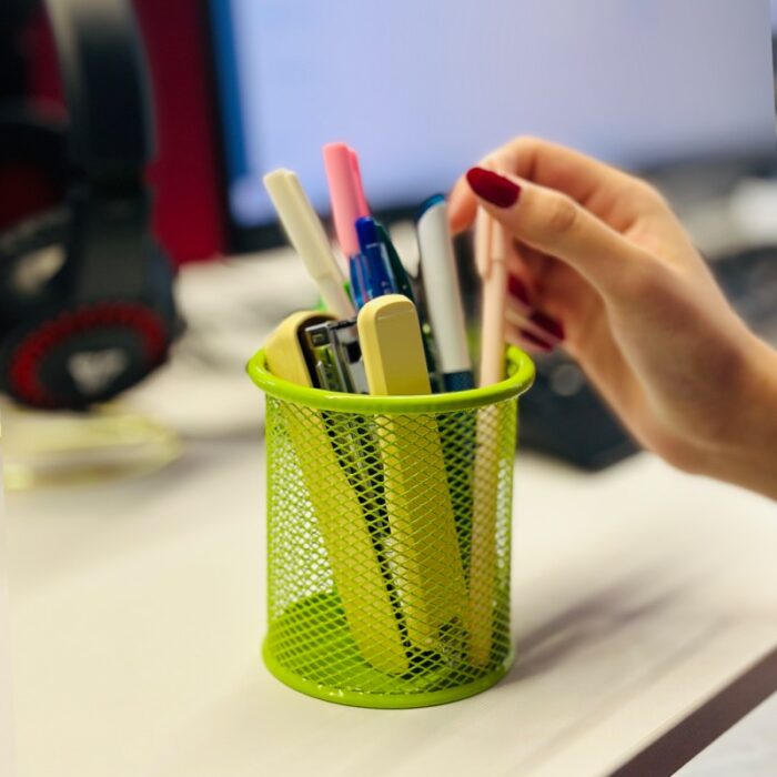 ⁦علبة أقلام حديد لون أخضر⁩ - الصورة ⁦2⁩