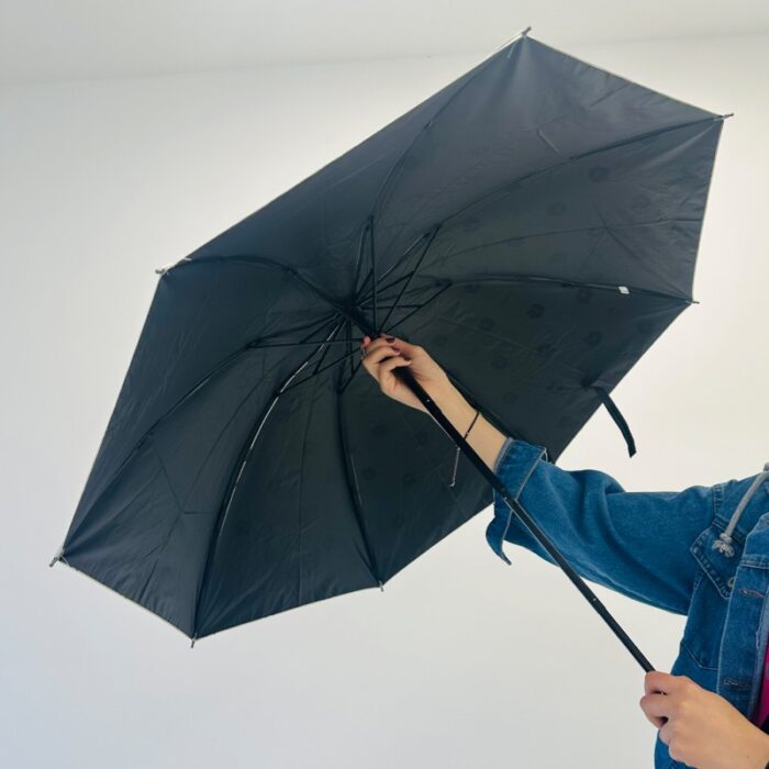 ⁦شمسية قابلة للطي يدوية مع مقبض خشبي حجم كبيرلون أسود⁩ - الصورة ⁦2⁩