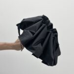 ⁦شمسية قابلة للطي يدوية مع مقبض خشبي حجم كبيرلون أسود⁩ - الصورة ⁦3⁩