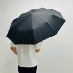 ⁦شمسية قابلة للطي يدوية مع مقبض خشبي حجم كبيرلون أسود⁩ - الصورة ⁦4⁩