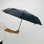 ⁦شمسية قابلة للطي يدوية مع مقبض خشبي حجم كبيرلون أسود⁩ - الصورة ⁦5⁩