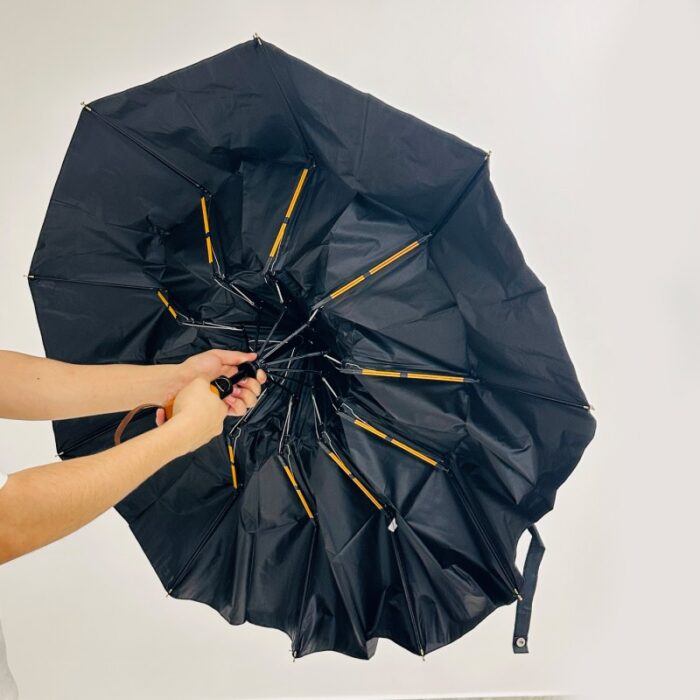 ⁦شمسية قابلة للطي يدوية مع مقبض خشبي حجم كبيرلون أسود⁩ - الصورة ⁦7⁩
