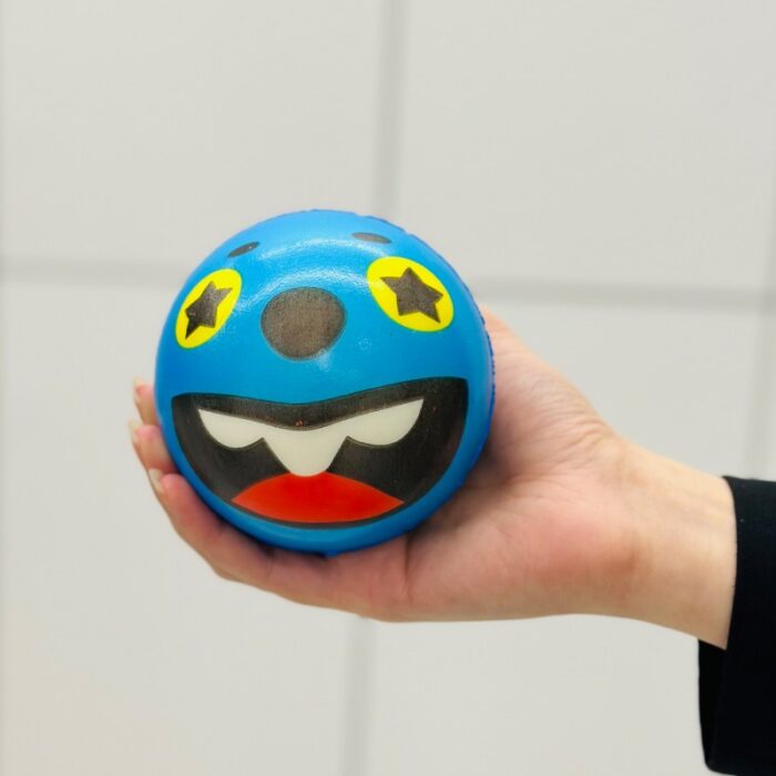 ⁦كرة اسنفجية قطر 10 سم بتصميم شكل سمايل مختلفة⁩ - الصورة ⁦2⁩