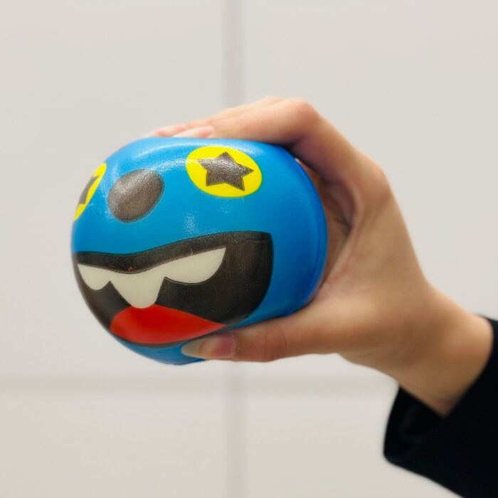 ⁦كرة اسنفجية قطر 10 سم بتصميم شكل سمايل مختلفة⁩ - الصورة ⁦3⁩