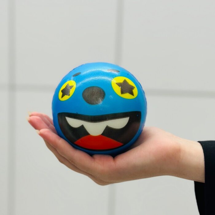 ⁦كرة اسنفجية قطر 10 سم بتصميم شكل سمايل مختلفة⁩ - الصورة ⁦4⁩
