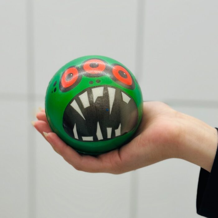 ⁦كرة اسنفجية قطر 10 سم بتصميم شكل سمايل مختلفة⁩ - الصورة ⁦9⁩