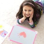 ⁦لوح منغاطيسي مع قلم صغير قابل للمحو حجم 20×30 سم لون زهري⁩ - الصورة ⁦4⁩