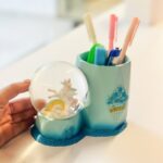 ⁦مقلمة مكتب مع كرة زجاجية مضيئة جبصين لون أزرق⁩ - الصورة ⁦2⁩